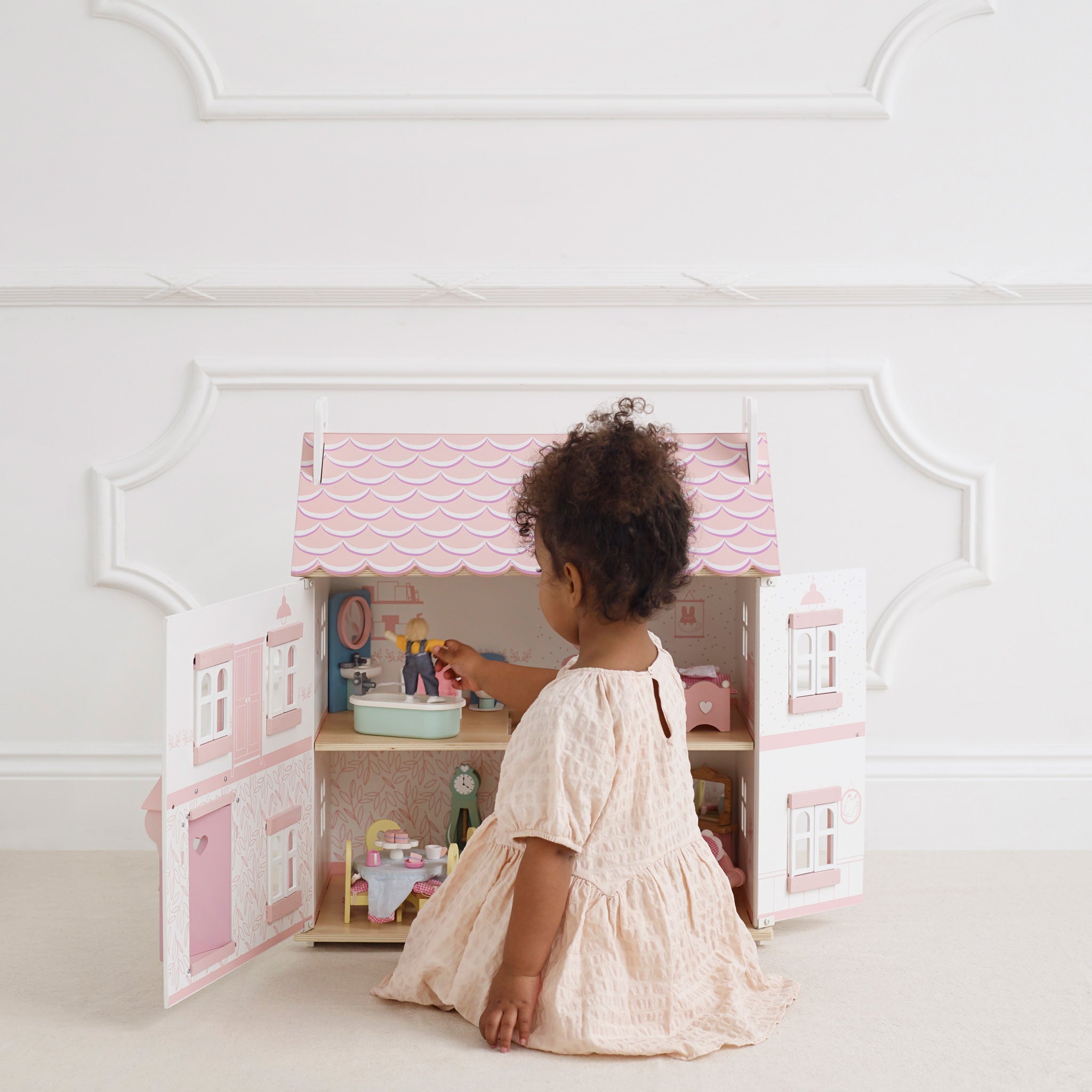 New Look Sophie's Doll House + Furniture & Dolls Bundle