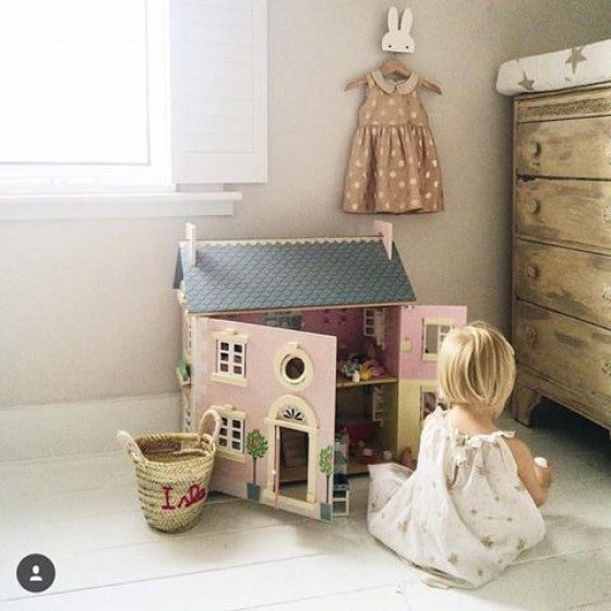 Le Toy Van Bay Tree House + Furniture & Dolls Bundle